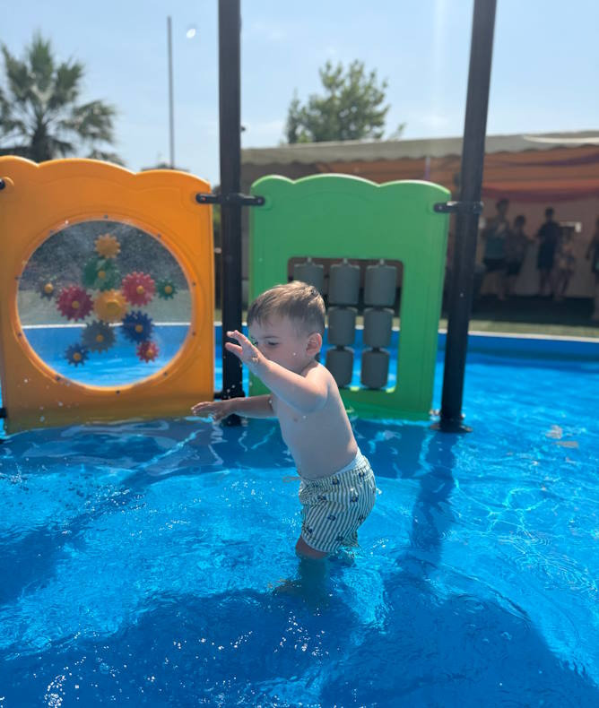 media.gallery_piscina_bimbi_2_cfh_rimini_village