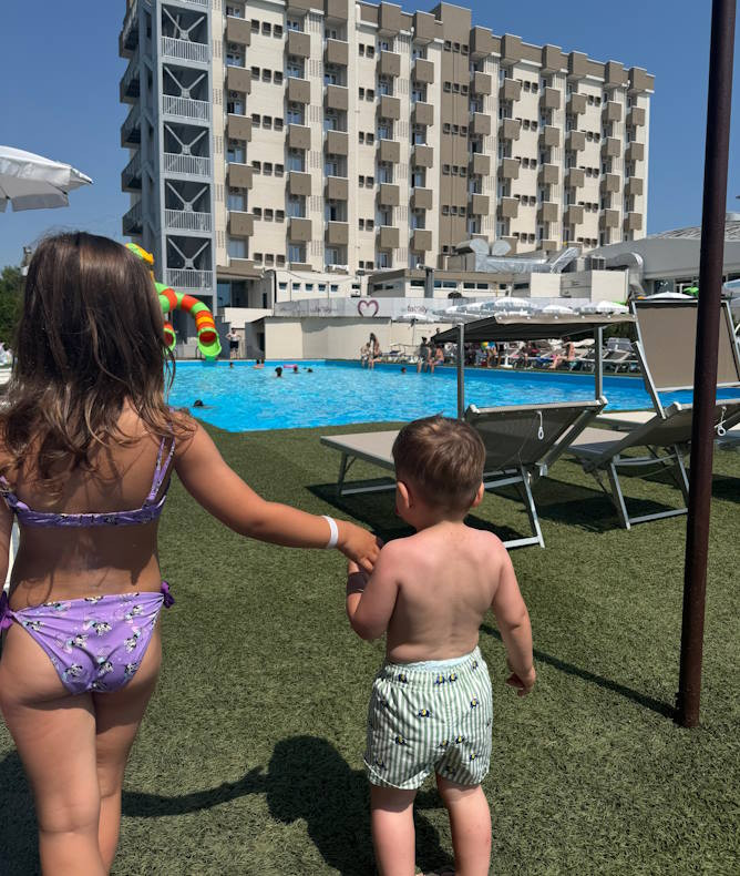 media.gallery_piscina_cfh_rimini_village