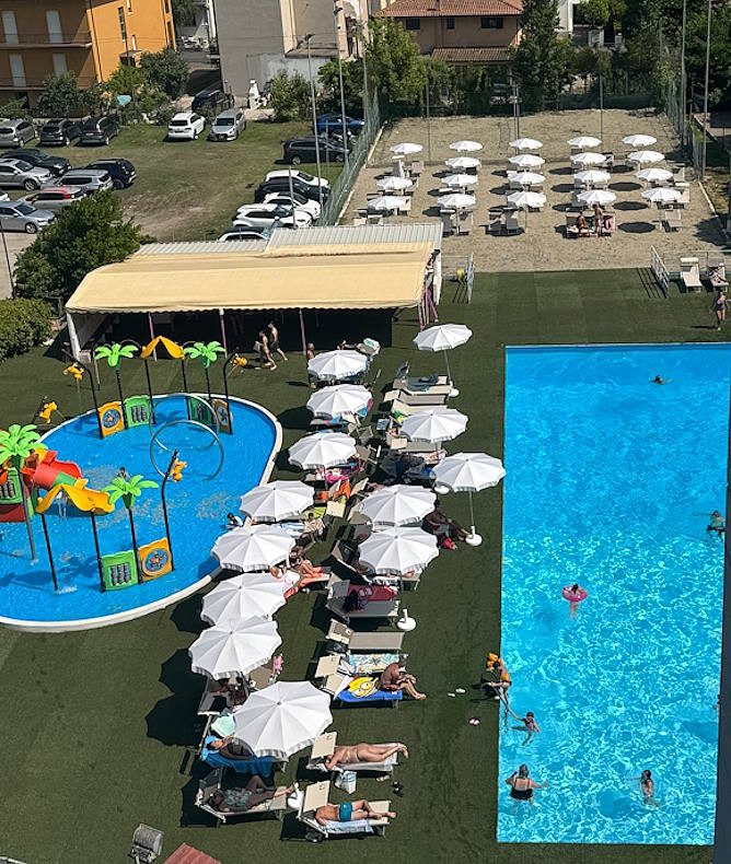 media.gallery_piscina_3_cfh_rimini_village