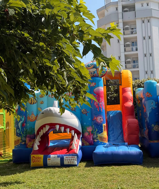 media.gallery_gonfiabili_in_giardino_2_cfh_rimini_village