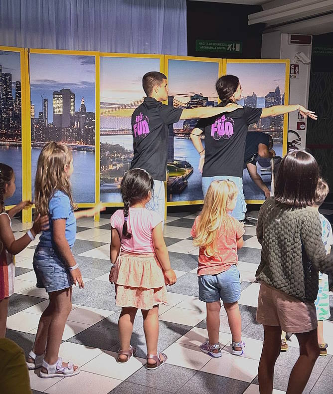 media.gallery_animazione_serale_spettacoli_cfh_rimini_village