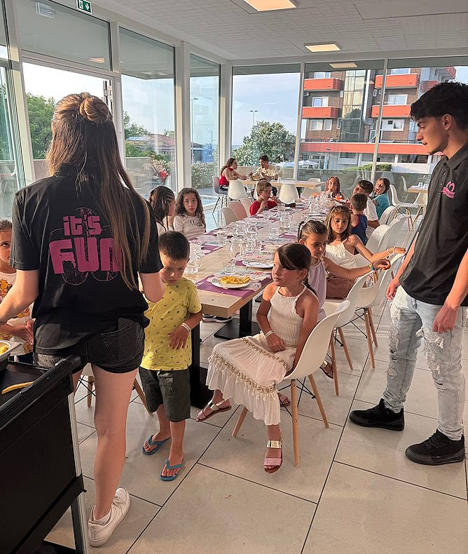 media.gallery_servizi_family_cena_con_gli_animatori_cfh_rimini_village