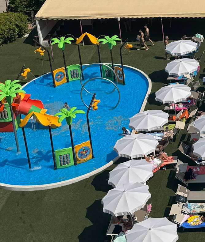 media.gallery_piscina_bimbi_4_cfh_rimini_village