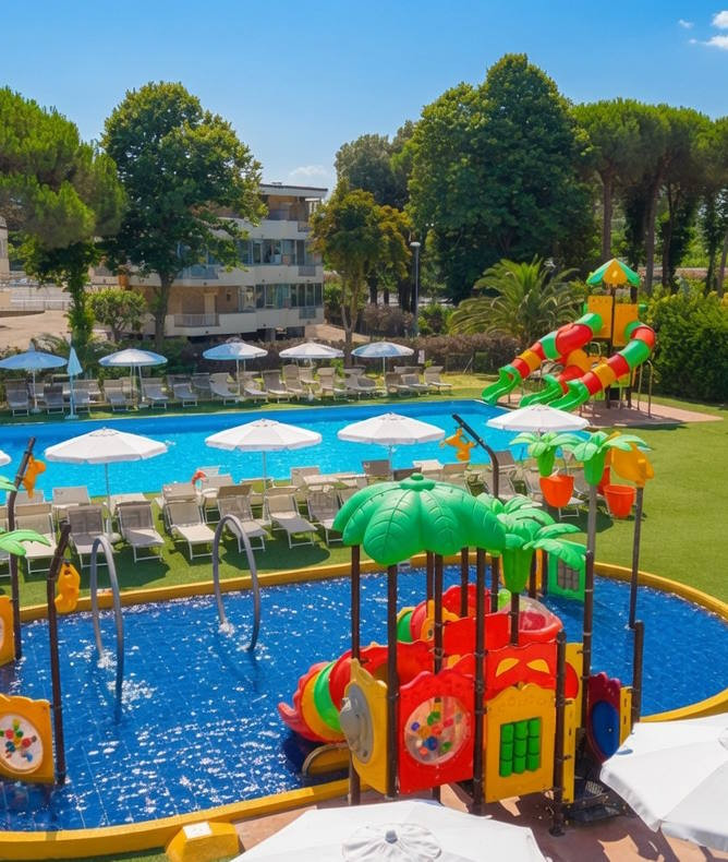 media.Gallery Piscine area giochi acquatici per bambini acquascivoli Club Family Hotel Rimini Village