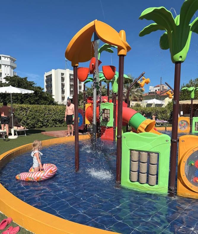 media.Gallery 1 Splash Park Area giochi acquatici per bambini acquascivoli Club Family Hotel Rimini Village