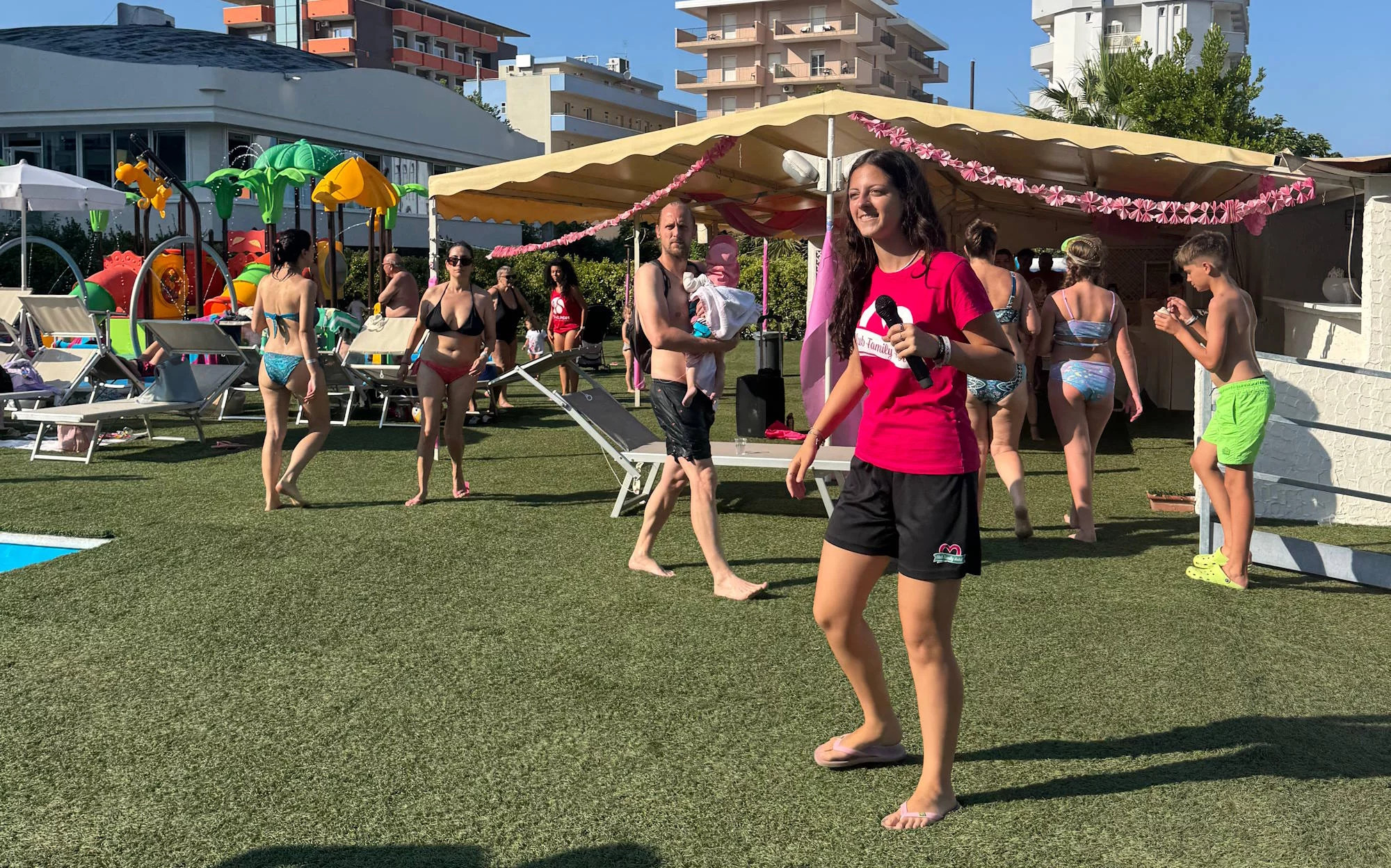 media.slide_giardino_animazione_in_piscina_cfh_rimini_village