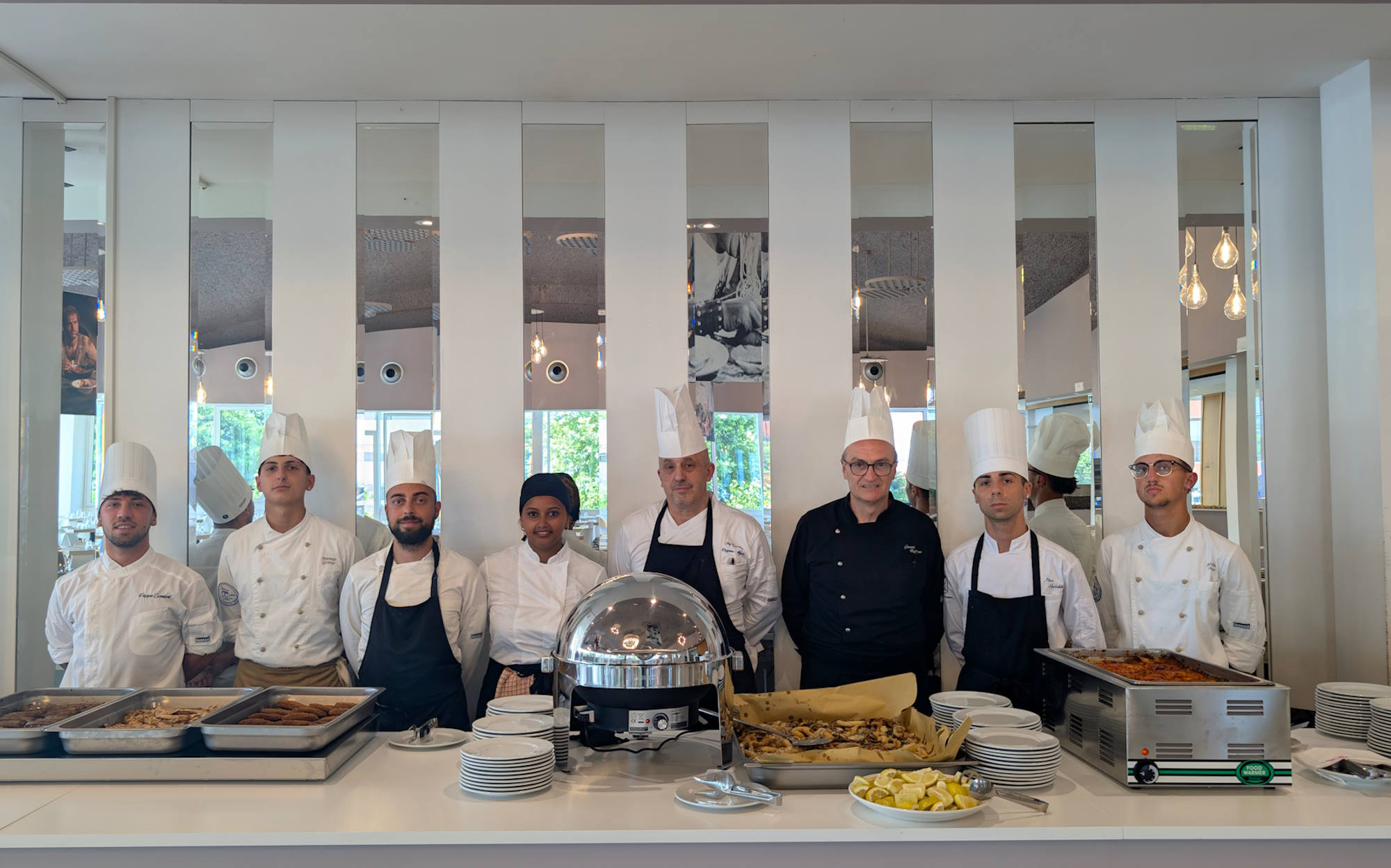 media.slide_ristorante_front_cooking_staff_cfh_rimini_village