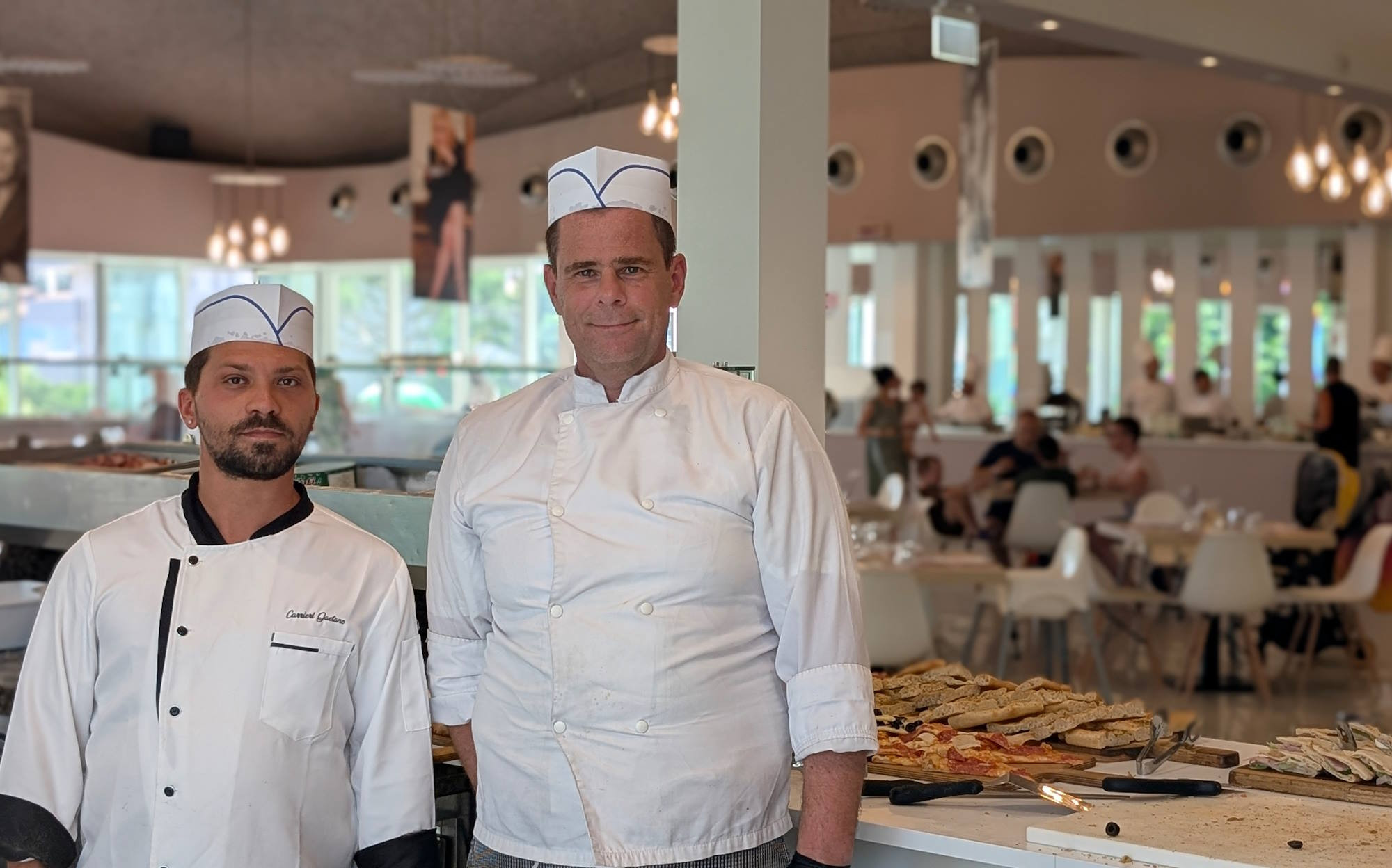 media.slide_ristorante_pizza_pranzo_e_cena_staff_cfh_rimini_village